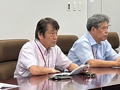 追及する桜井議長（左から２番目）